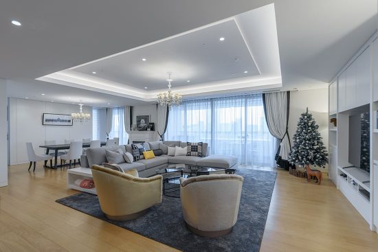 六本木 Monochromatic elegance